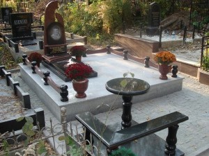Мемориальные комплексы из гранита, Прилуки - ритуальный комплекс из камня