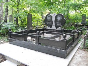 Мемориальные комплексы из гранита, Прилуки - ритуальный комплекс из камня