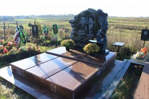 Мемориальные комплексы из гранита, Прилуки - ритуальный комплекс из камня