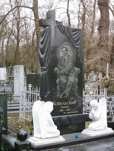Мемориальные комплексы из гранита, Прилуки - ритуальный комплекс из камня