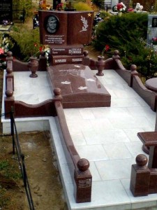 Мемориальные комплексы из гранита, Прилуки - ритуальный комплекс из камня