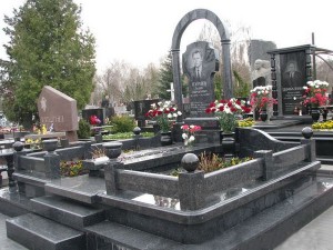 Ограды из гранита на кладбище - оградки для памятников. Прилуки