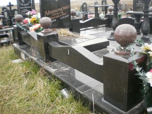 Ограды из гранита на кладбище - оградки для памятников. Прилуки