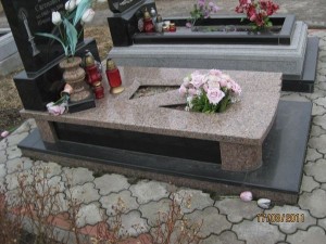 Надгробные гранитные плиты в Прилуках - заказать надгробие из камня на могилу