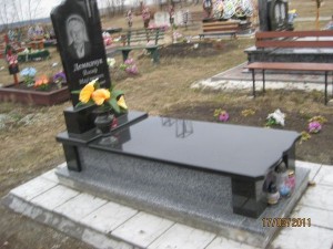 Надгробные гранитные плиты в Прилуках - заказать надгробие из камня на могилу