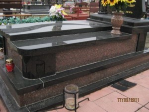 Надгробные гранитные плиты в Прилуках - заказать надгробие из камня на могилу
